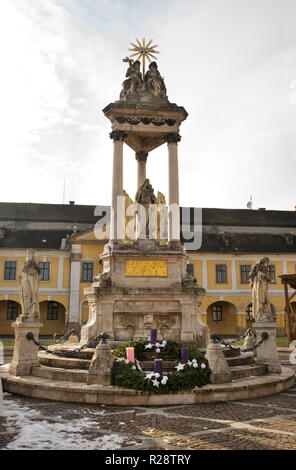 Dreifaltigkeitssäule am Szechenyi Platz in Esztergom. Ungarn Stockfoto