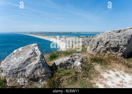 Anzeigen von Chesil Beach und Portland Harbour, Dorset, England, Großbritannien von Portland an. Stockfoto