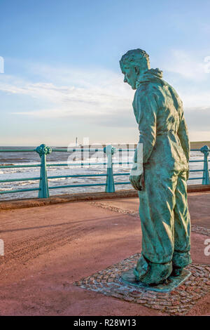 Der Seemann Statue auf Montrose Strandpromenade mit Skurdy Leuchtturm im Hintergrund Stockfoto