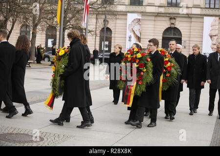 Berlin, Deutschland. 18 Nov, 2018. Bundeskanzlerin Angela Merkel besucht den Memorial Day. Zusammen mit dem französischen Präsident Emmanuel Längestrich, Bundespräsident Dr. Frank-Walter Steinmeier und Vertretern der Verfassungsorgane der Bundesrat, Bundestag und Bundesverfassungsgericht sie unten legen Kränze in Berlin. Quelle: Simone Kuhlmey/Pacific Press/Alamy leben Nachrichten Stockfoto