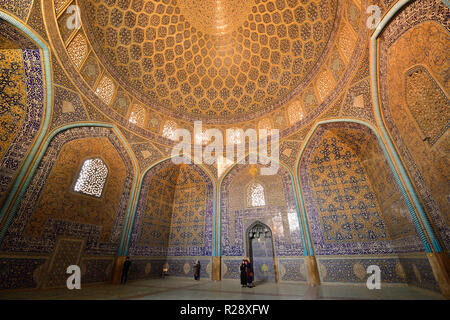 ESFAHAN, IRAN - 20. OKTOBER 2018: die wunderschön gestalteten Innenraum Sheikh Lotfollah Moschee ist eines der architektonischen Meisterwerke der Iranischen, stehend Stockfoto