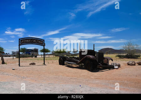 Autowracks liegen in der Wüste Umgebung Solitaire in Namibia aufgegeben. Stockfoto