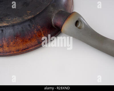 Alte verkrustete, verbrannt, Pfanne, auf Weiß. Unterseite closeup Detail. Stockfoto