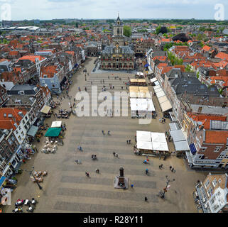 Die Stadt Delft, Holland von oben Der neue Glockenturm der Kirche gesehen. Stockfoto