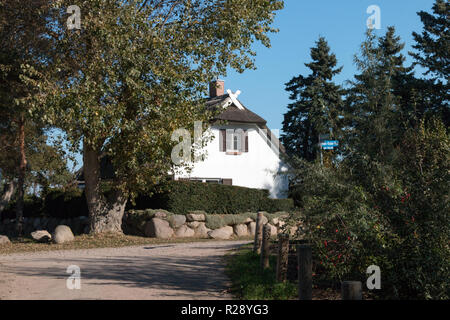 Ahrenshoop, Deutschland - Oktober 12, 2018: Blick auf einen typischen Haus an der deutschen Ostseeküste in Arenshoop, Deutschland. Stockfoto