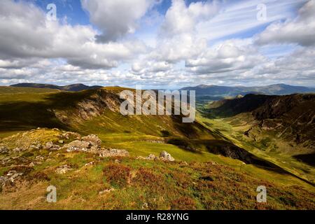 Das Ridgeline von Maiden Moor und hohe Spy Stockfoto