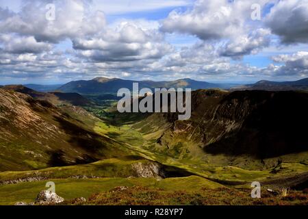 Das Ridgeline von Maiden Moor und hohe Spy Stockfoto