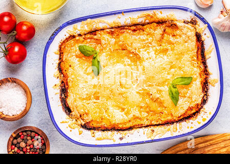 Traditionelle italienische Lasagne mit Gemüse, Hackfleisch und Käse, Ansicht von oben, kopieren. Stockfoto
