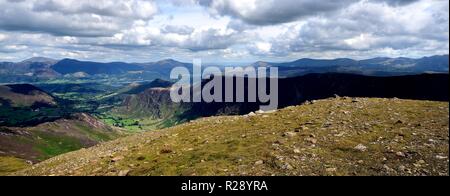 Das Ridgeline von Maiden Moor und hohe Spy Stockfoto