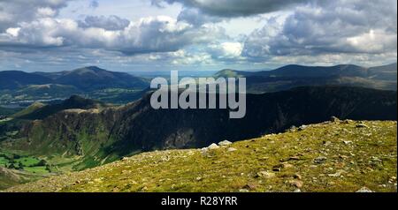 Das Ridgeline von Maiden Moor und hohe Spy Stockfoto