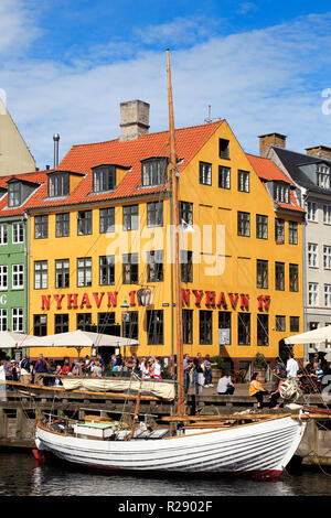Kopenhagen, Dänemark - 24 August, 2017: gelbes Gebäude mit dem Restaurant Nyhavn 17. Stockfoto