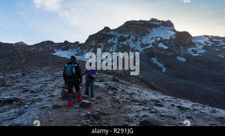 Paar Bergsteiger wandern in den frühen Morgenstunden in Richtung der Carihuairazo Berg in Ecuador
