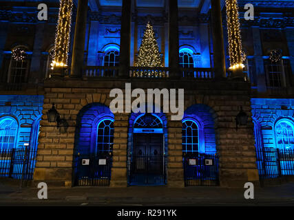 Vor Liverpool Rathaus bis zu Weihnachten beleuchtet. Liverpool UK November 2018. Stockfoto