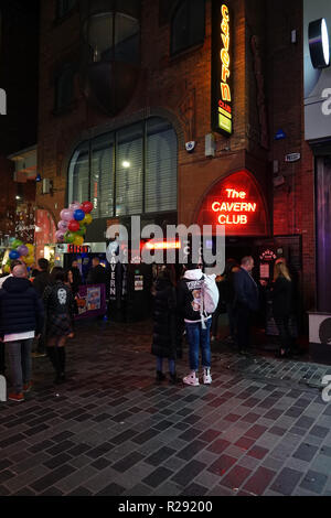 Menschen heraus und über außerhalb der Cavern Club auf Mathew St Liverpool UK in der Nacht. November 2018. Stockfoto