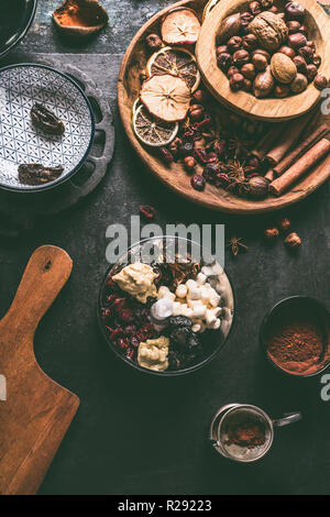 Gesund vegan Trüffel Zutaten im Mixer: Datteln, getrocknete Cranberries, Pflaumen, Nüsse, Mandeln, gemahlenen Mandeln, Kakaopulver und Marshmallows. Vorbereitung Stockfoto