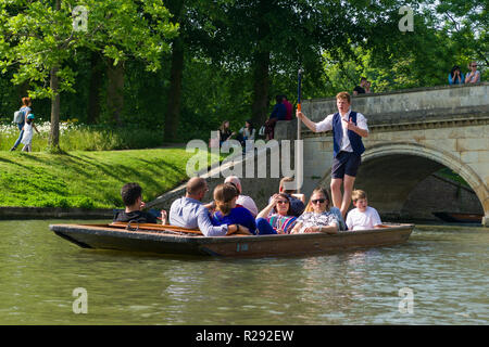 Eine Gruppe von Touristen, die eine geführte Tour in einem Punt Boot mit Chauffeur mit Ihnen zu reden, Cambridge, Großbritannien Stockfoto