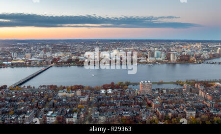 Aussicht auf den Charles River bei Sonnenuntergang mit Downtown Boston Beleuchtung bis Stockfoto