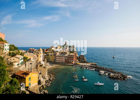 Blick auf das Dorf mit bunten Häusern an der Küste, Vernazza, UNESCO-Weltkulturerbe, Cinque Terre, Riviera di Levante Stockfoto