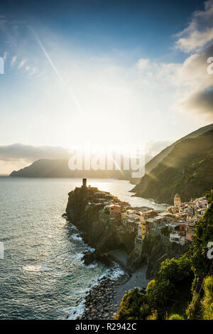 Blick auf das Dorf mit bunten Häusern an der Küste bei Sonnenuntergang, Vernazza, UNESCO-Weltkulturerbe, Cinque Terre Stockfoto