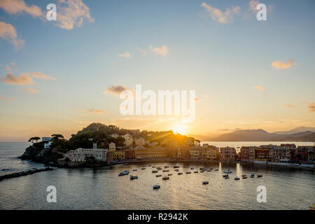 Blick auf das Dorf mit Hafen in der Bucht Baia del Silenzio bei Sonnenuntergang, Sestri Levante, Provinz Genua, Riviera di Levante Stockfoto