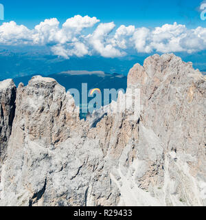 Dolomiten, Langkofel Gruppe, Paraglider, Grohmann, Zahnkofel, Fassatal, Luftbild, Trentino, Canazei, Italien Stockfoto