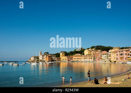 Die Leute am Strand, in der Bucht Baia del Silenzio, Sestri Levante, Provinz Genua, Riviera di Levante, Ligurien, Italien Stockfoto