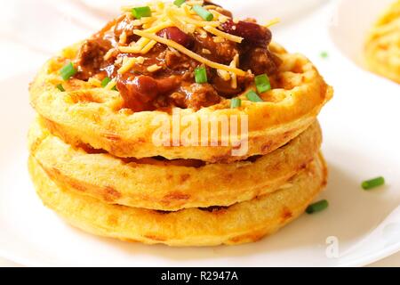 Hausgemachte Cornbread Waffeln gekrönt mit der Türkei bean Chili close up/Thanksgiving Frühstück Stockfoto