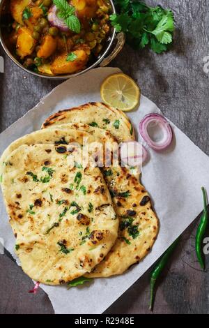 Hausgemachte Kulcha/Indisches Fladenbrot Butter Naan serviert mit Alu Matar - Diwali Mahlzeit Stockfoto