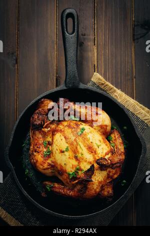 Thanksgiving, Weihnachten Abendessen ganzes Huhn Braten oder Cornish hen gebacken mit Masala Kraut, rustikalen Ansicht von oben Stockfoto