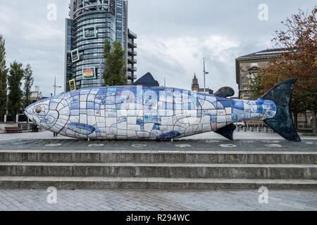 Die Lachse des Wissens oder der große Fisch, ist ein Wahrzeichen von Belfast City, angezeigte Texte und Bilder zur Geschichte der Stadt. Stockfoto