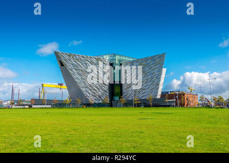 Titanic Belfast ist eine Sehenswürdigkeit und ein Denkmal von Belfast marine industrielle Geschichte auf dem Gelände der ehemaligen Werft von Harland & Wolff wh Stockfoto
