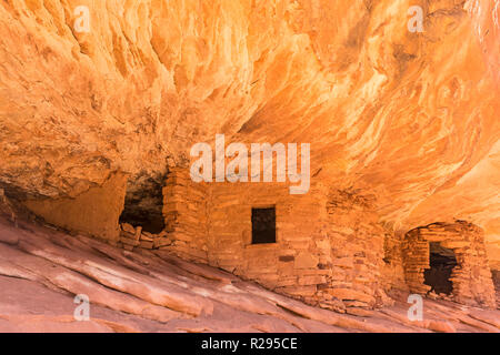 Puebloan Ruinen unter einem Felsen in Mule Canyon in der Cedar Mesa Plateau in Bären Ohren National Monument in Utah aussehen wie die alten steinernen Kornspeicher ein Stockfoto