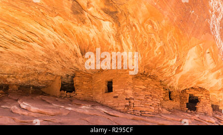 Puebloan Ruinen unter einem Felsen in Mule Canyon in der Cedar Mesa Plateau in Bären Ohren National Monument in Utah aussehen wie die alten steinernen Kornspeicher ein Stockfoto