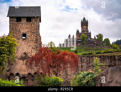 Die Reichsburg in Cochem Deutschland Märchen, umgeben von Weinbergen. Stockfoto