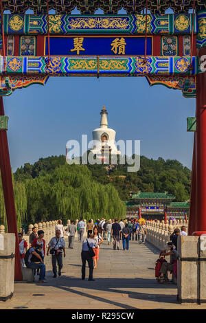 Peking, China - September 20, 2013: Menschen auf Yongan Brücke im Beihai Park mit der Jade Island, Bai Ta (weiße Pagode oder Dagoba) stupa und Buddhistischen Y Stockfoto