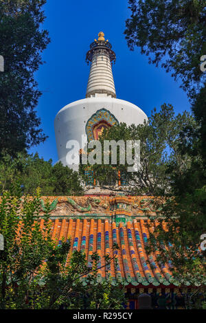 Die Jade Insel mit Bai Ta (weiße Pagode oder Dagoba) stupa in der Buddhistischen Yong ein Tempel des ewigen Friedens in Beihai Park in Peking, China Stockfoto