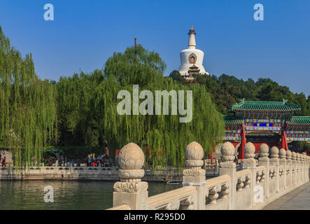 Yongan Brücke im Beihai Park und dem Jade Insel mit Bai Ta (weiße Pagode oder Dagoba) stupa in der Buddhistischen Yong An (Tempel des Ewigen Frieden) in Stockfoto