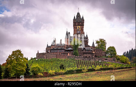 Die Reichsburg in Cochem Deutschland Märchen, umgeben von Weinbergen. Stockfoto