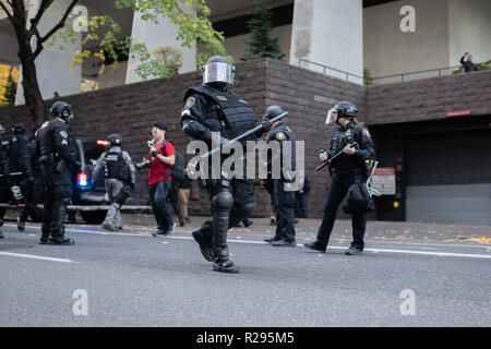 Portland, OR/USA, 17. November 2018: Polizisten in Kampfausrüstung auf der Straße mit einem Knüppel in der Hand. Stockfoto