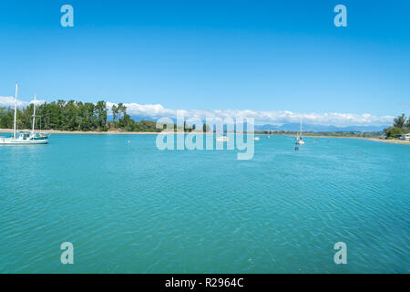 Boote im schönen Waimea Mündung in Mapua auf der Tasman Bay mit Yacht Center günstig. Stockfoto