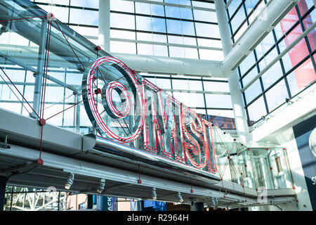 Portland, OR/USA, 10. November 2018: Louisiana Museum der Wissenschaft und Industrie (OMSI) Neon Logo am Eingang. Stockfoto