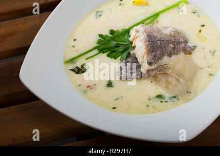 Köstliche Suppe mit geräuchertem Schellfisch, Kartoffeln und Zwiebeln serviert mit grünen in Weiß Schüssel - traditionelles Gericht der Schottischen Küche Stockfoto