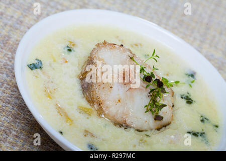 Traditionelle schottische dicke Suppe Cullen Skink aus geräucherten Schellfisch, Kartoffeln und Zwiebeln garniert mit grünen Stockfoto