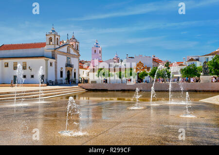 Portugal, Algarve, Lagos, das Wasserspiel Brunnen in der Praca do Infante Dom Henrique Square und die Igreja de Santa Maria de Lagos Kirche Stockfoto