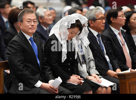 Südkoreanischen Präsidenten Moon Jae-in besucht einen Gottesdienst für den Frieden auf der koreanischen Halbinsel unter der Leitung von Italienischen Kardinal Pietro Parolin in der Basilika von St. Peter im Vatikan: Präsident Moon Jae-in Wo: Rom, Italien Wann: 17 Okt 2018 Credit: IPA/WENN.com ** Nur für die Veröffentlichung in Großbritannien, den USA, Deutschland, Österreich, Schweiz ** verfügbar Stockfoto