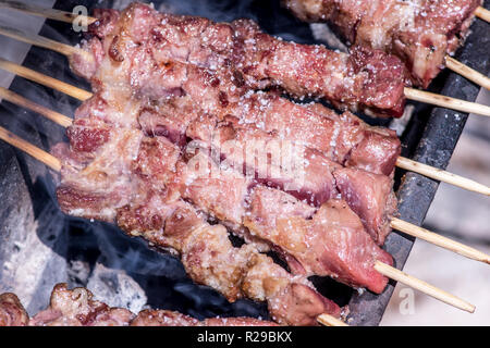 (Arrosticini rustelle oder arrustelle in die lokalen Dialekte; auch bekannt als Spiedini oder spidducci) sind in der Regel kastriert ist Schaf Fleisch (Hammel gemacht Stockfoto