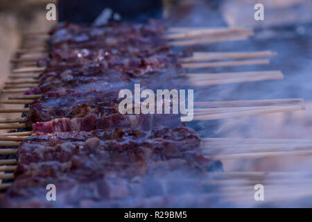 (Arrosticini rustelle oder arrustelle in die lokalen Dialekte; auch bekannt als Spiedini oder spidducci) sind in der Regel kastriert ist Schaf Fleisch (Hammel gemacht Stockfoto