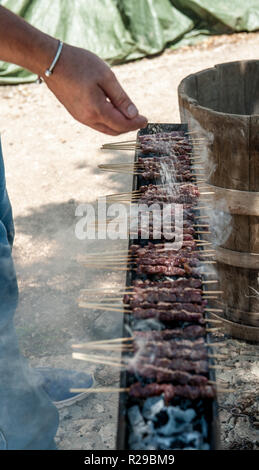 (Arrosticini rustelle oder arrustelle in die lokalen Dialekte; auch bekannt als Spiedini oder spidducci) sind in der Regel kastriert ist Schaf Fleisch (Hammel gemacht Stockfoto