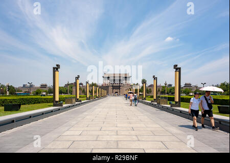 Xi'an, Provinz Shaanxi, China - Aug 9, 2018: Touristen zu Fuß durch die Stadt Xi'an Wand South Gate - YongNingMen an einem sonnigen Tag im Sommer. Stockfoto