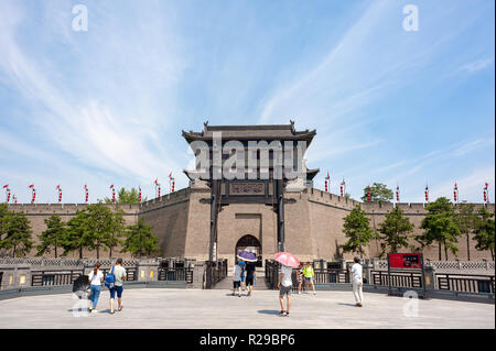 Xi'an, Provinz Shaanxi, China - Aug 9, 2018: Touristen zu Fuß durch die Stadt Xi'an Wand South Gate - YongNingMen an einem sonnigen Tag im Sommer. Stockfoto